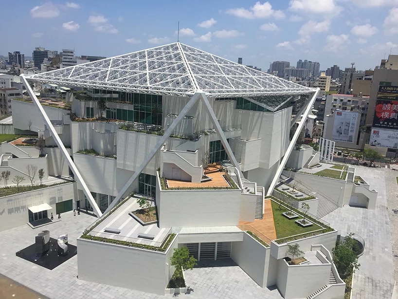 臺(tái)南藝術(shù)博物館，五邊形屋頂天篷下的堆疊體塊