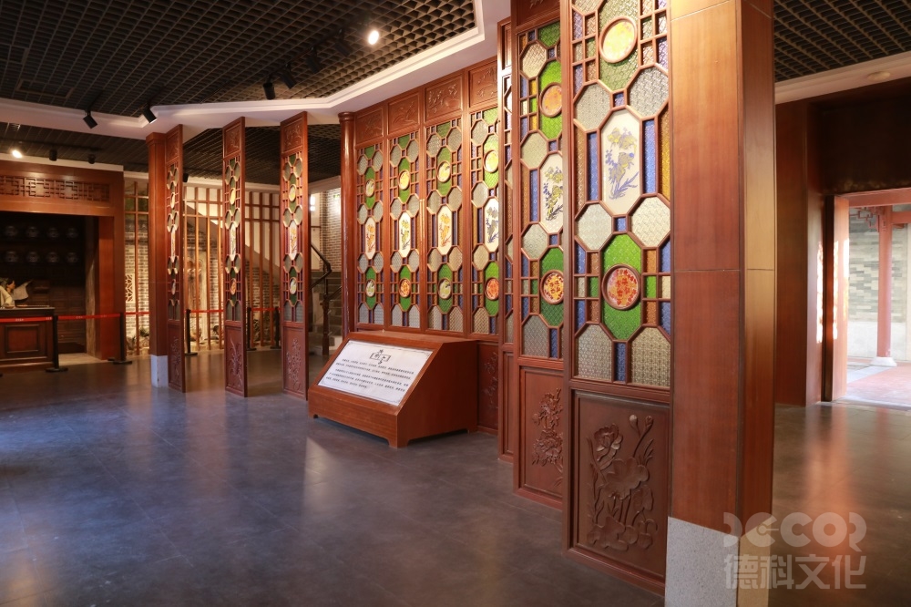 在藝術(shù)展廳裝修設(shè)計(jì)中，如何運(yùn)用裝飾性元素來(lái)襯托藝術(shù)品