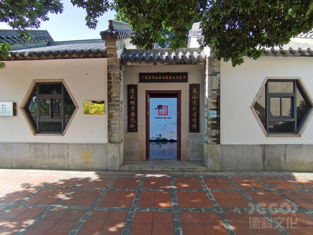 紅色展館設(shè)計中如何通過展示文物和照片等展品來還原歷史場景？