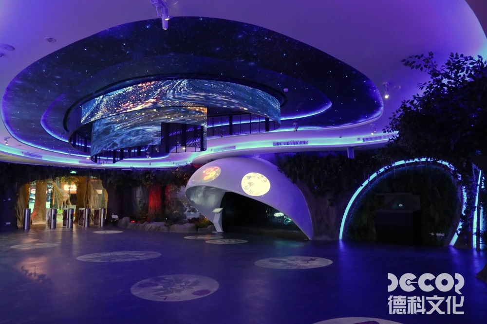 文化展館設(shè)計中，如何利用展示區(qū)域的燈光和音效來創(chuàng)造戲劇性的展覽效果？